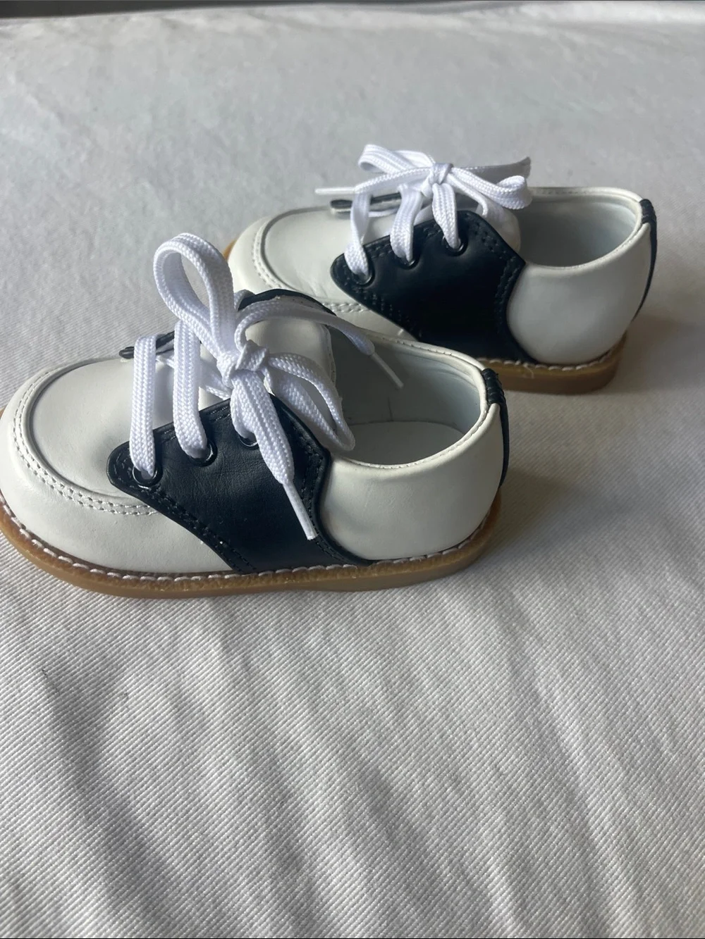 NWOB Classic Size 5 Two-Tone White and Black Kids Lace-Up Shoes by Trimfoot